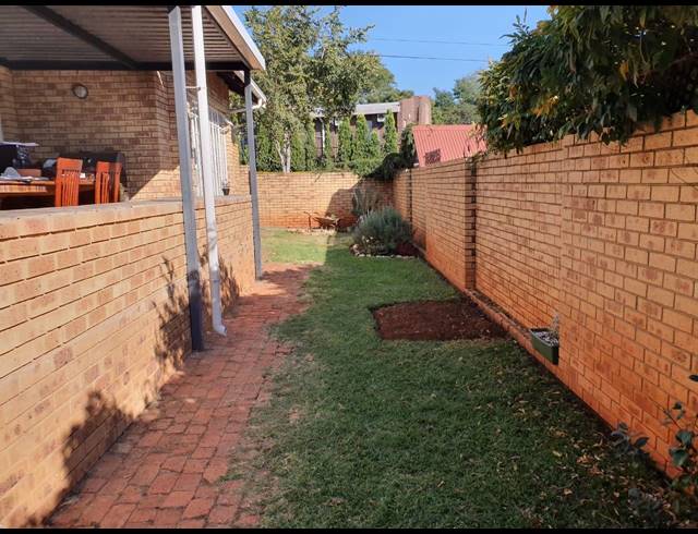 2 BEDROOM HOUSE SOLD IN MAGALIESKRUIN